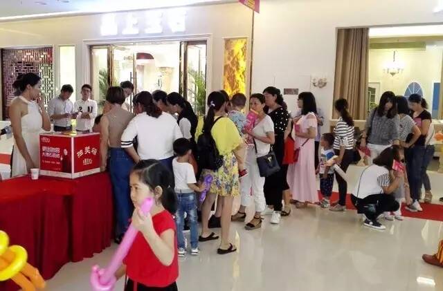 8 已下单的客户正排队等候抽奖.jpg