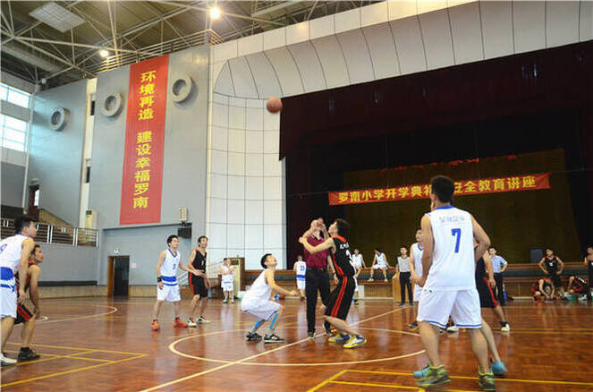 2昊晟企业生产总经理余昭啟开球.JPG
