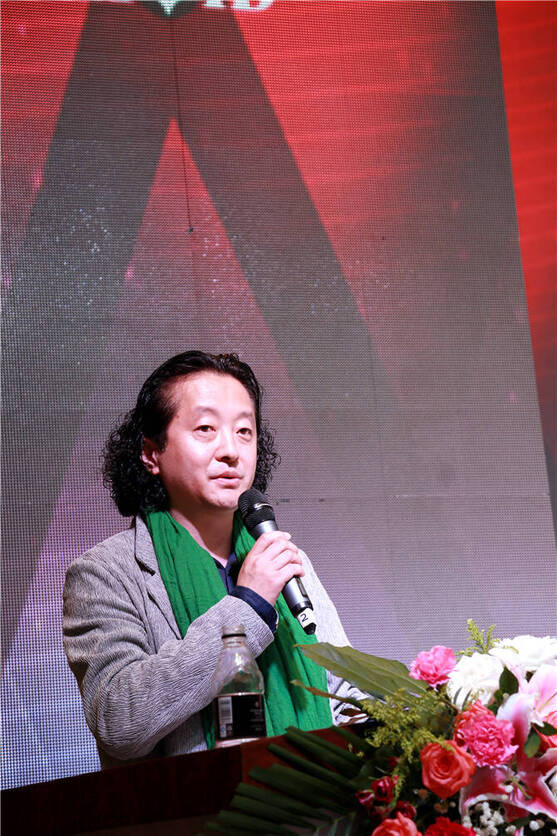 13黑龙江省室内设计学会秘书长孙朋久 宣布大赛评审结果.JPG