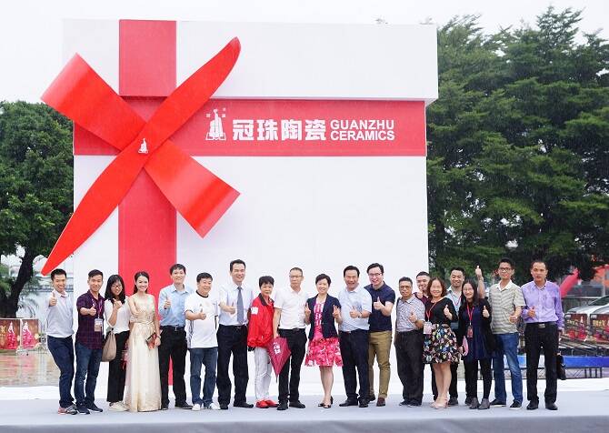 集团副总裁彭新峰与嘉宾一同合影.jpg