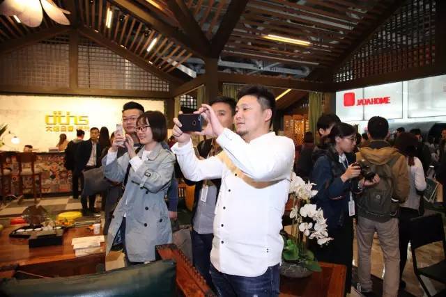 19 年轻的设计师对大唐合盛瓷砖产品表现出浓厚的兴趣纷纷拍照留念.jpg