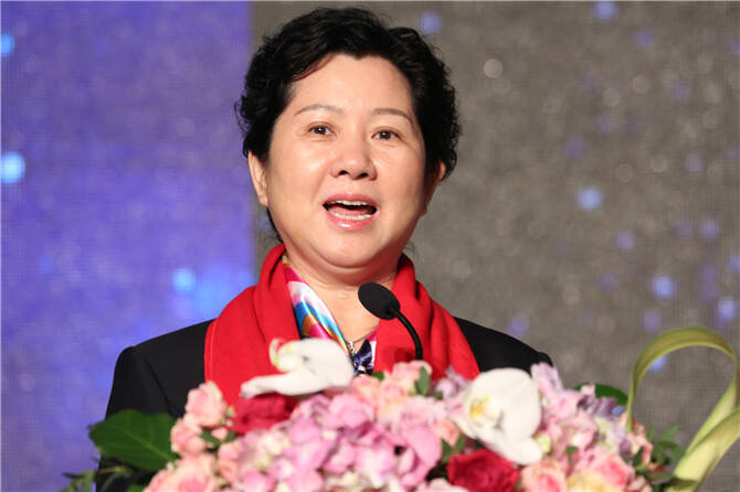 10插图十-新明珠陶瓷集团副总裁彭新峰作集团营销战略演讲.JPG