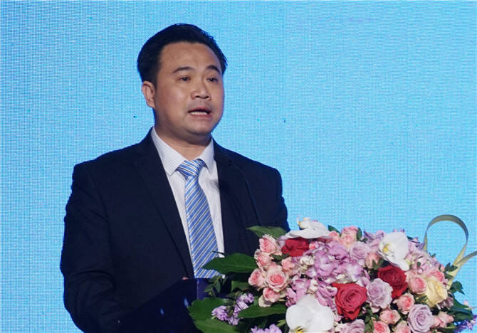11插图十一：冠珠品牌销售总经理邓勇作品牌战略演讲.jpg